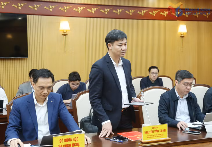 Đồng chí Nguyễn Văn Công, Phó Chủ tịch UBND tỉnh, phát biểu tại hội nghị.