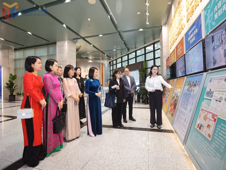 Đoàn công tác Báo và Phát thanh, Truyền hình Quảng Ninh tham quan trụ sở làm việc của Tập đoàn Truyền thông Nhật báo Quảng Tây (Trung Quốc).