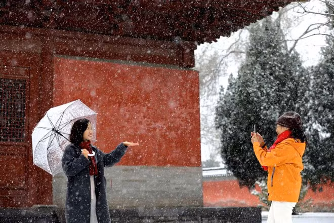 Không khí lạnh tràn về, tuyết rơi ở Tế Nguyên, Hà Nam, Trung Quốc, ngày 12.12.2025. Ảnh: Xinhua