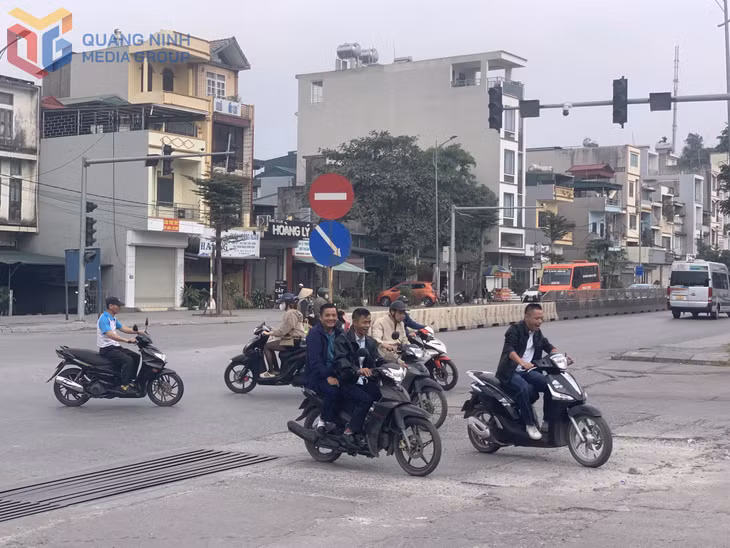 Hệ thống đèn tín hiệu giao thông đã bị hỏng cộng với việc người dân tham gia giao thông trên địa bàn phường Hà Tu không chấp hành nghiêm các quy định an toàn khi tham gia giao thông đang tiềm ẩn nguy cơ mất ATGT rất cao. Ảnh chụp ngày 28/12/2025
