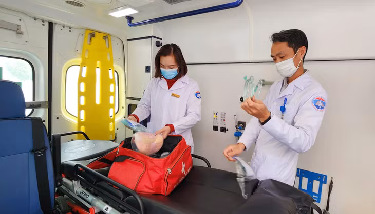 Cán bộ y tế Trung tâm Vận chuyển Cấp cứu chuẩn bị trang thiết bị, vật tư y tế trên xe cứu thương, sẵn sàng thực hiện nhiệm vụ cấp cứu, vận chuyển người bệnh an toàn, kịp thời.