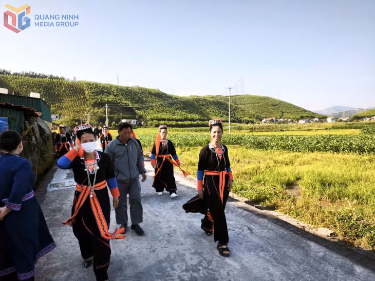 Nhân dân xã Quảng La phấn khởi tham gia lễ khởi công các công trình cải tạo, nâng cao chất lượng khu dân cư trên địa bàn.