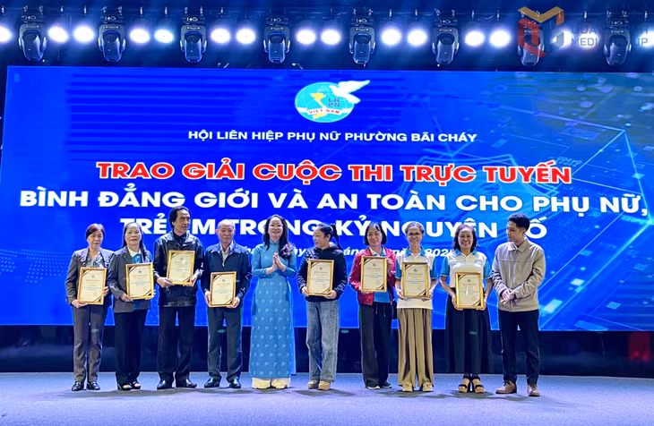 Hội LHPN phường Bãi Cháy khen thưởng các tập thể xuất sắc của Cuộc thi trực tuyến “Bình đẳng giới và an toàn cho phụ nữ và trẻ em trong kỷ nguyên số”.