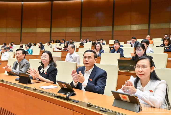 Các đại biểu dự phiên họp sáng 11/12. (Ảnh: DUY LINH)