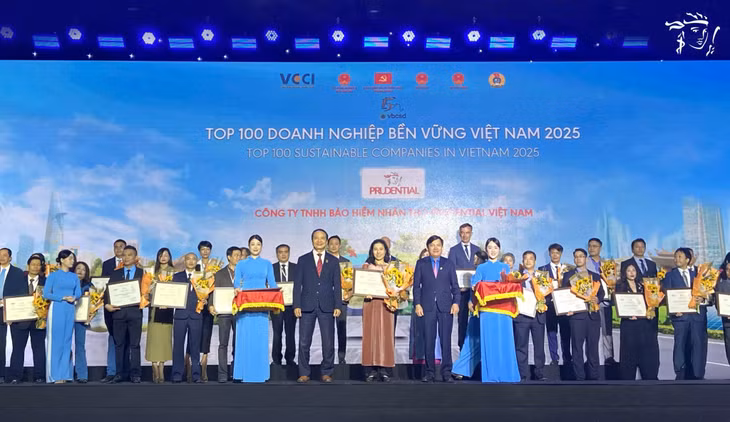 Đại diện Prudential Việt Nam nhận giải thưởng CSI100 năm 2025.