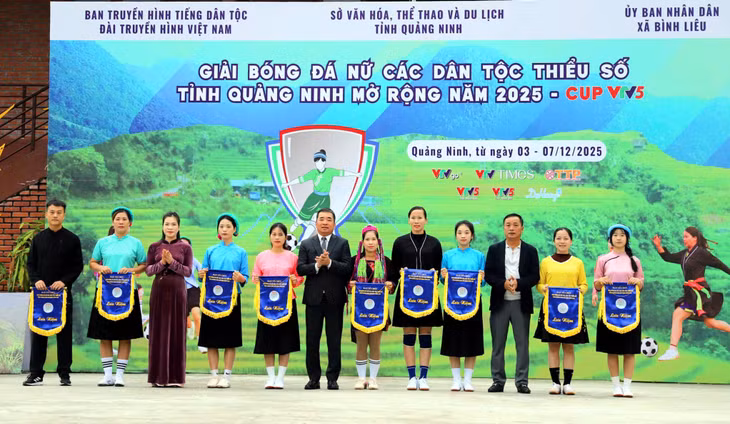 BTC tặng cờ lưu niệm cho các đội về dự giải.