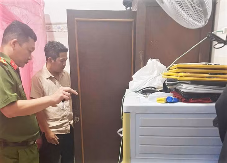 Cơ quan điều tra khám xét nơi làm việc của đối tượng Khoan. Ảnh: Công an cung cấp