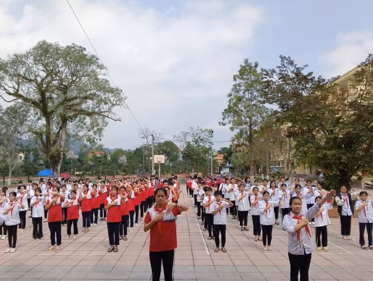 Thể dục giữa giờ của học sinh Trường PTDT Nội trú Ba Chẽ (xã Ba Chẽ).