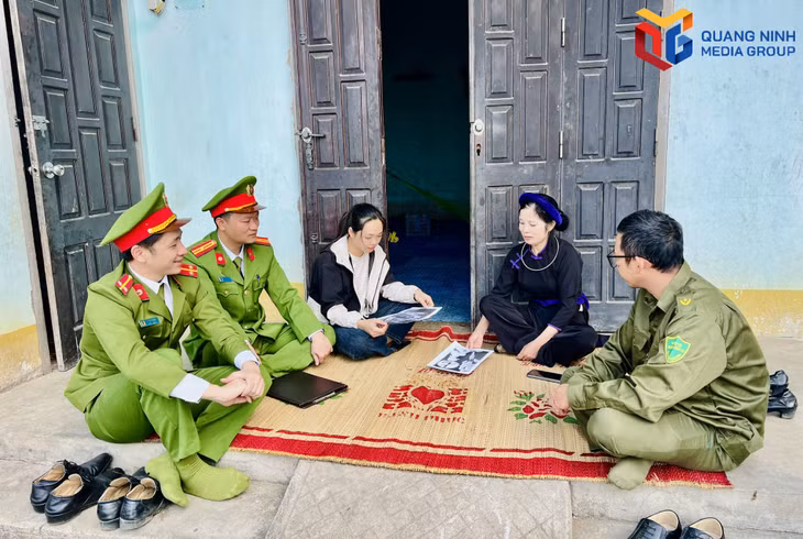Công an xã Lục Hồn phối hợp với cán bộ thôn, bản tuyên truyền trực tiếp đến từng hộ dân.