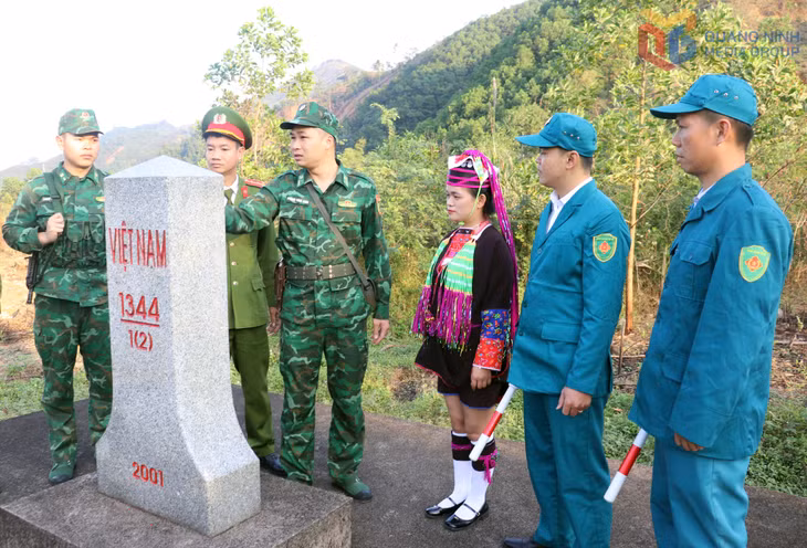 Lực lượng biên phòng, quân sự, công an và nhân dân xã Quảng Đức thực hiện công tác kiểm tra bảo vệ cột mốc 1344.