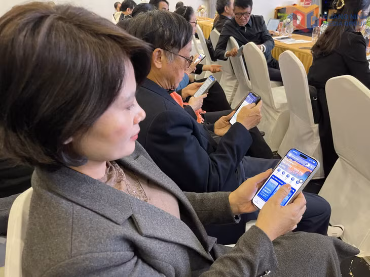Người dân, doanh nghiệp cài đặt và sử dụng nền tảng du lịch thông minh phường Bãi Cháy tại hội nghị.