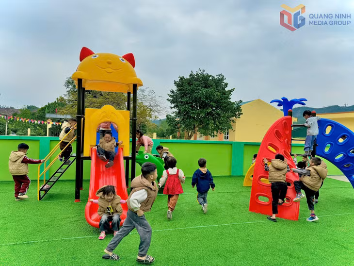 Công trình thanh niên - Sân chơi mầm non, giúp các em học sinh mầm non điểm trường Tài Chi có thêm nhiều hoạt động phát triển thể chất ngoài trời.