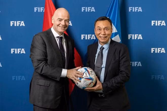 Chủ tịch Liên đoàn bóng đá Việt Nam (VFF) Trần Quốc Tuấn (phải) cùng Chủ tịch FIFA. Ảnh: VFF