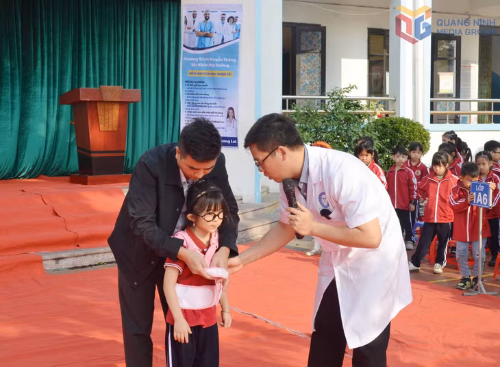 Đại diện Công ty CP Đầu tư và Phát triển giáo dục B.B.B Group hướng dẫn cách mặc đai hỗ trợ tư thế ngồi học, phòng chống gù, cong vẹo cột sống.