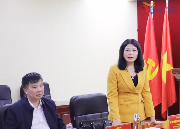 Đồng chí Đỗ Thị Ninh Hường, Tỉnh uỷ viên, Trưởng Ban Kinh tế - Ngân sách, HĐND tỉnh phát biểu tại cuộc họp.