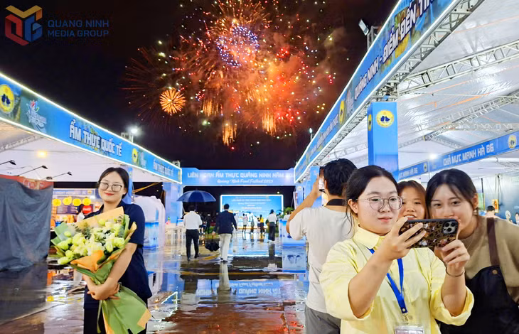 Không gian tưng bừng đẹp mắt ở Liên hoan Ẩm thực tỉnh 2025, thu hút đông đảo du khách chụp ảnh check-in.