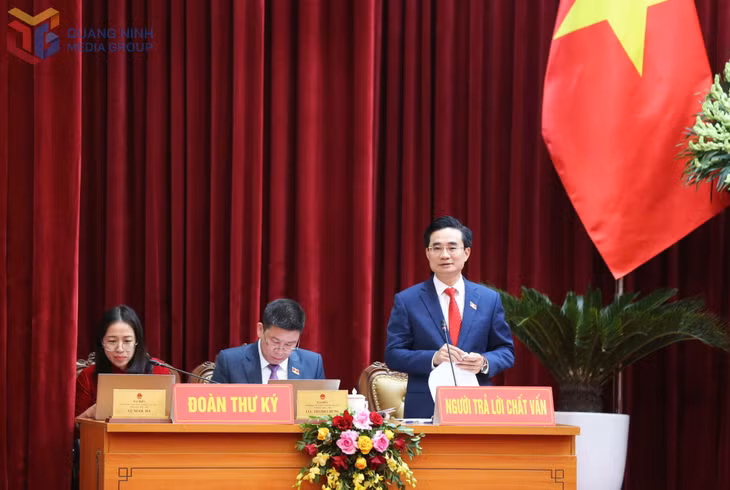 Giám đốc Sở Xây dựng Nguyễn Anh Tú trả lời chất vấn vấn đề ngập lụt.