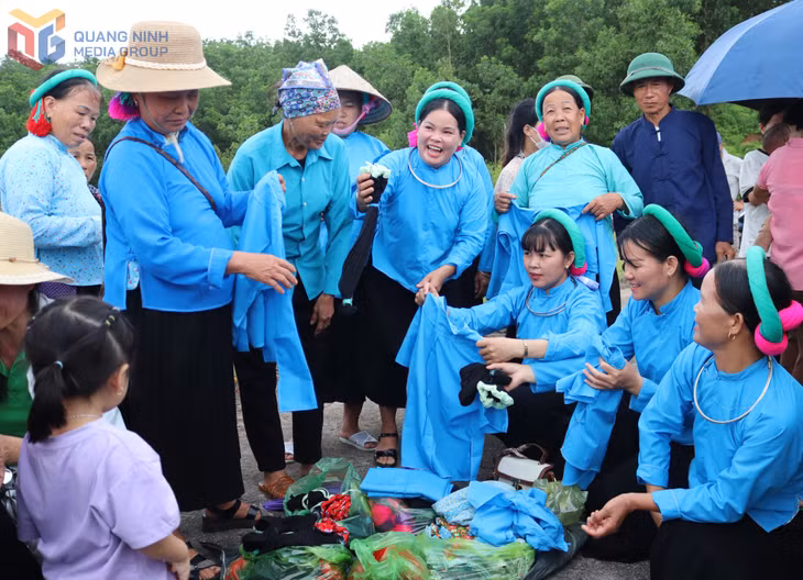 Trang phục truyền thống của phụ nữ người Sán Chỉ xã Quảng Tân
