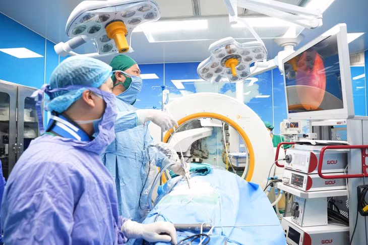Bác sĩ Bệnh viện Bãi Cháy thực hiện ca phẫu thuật cho người bệnh.