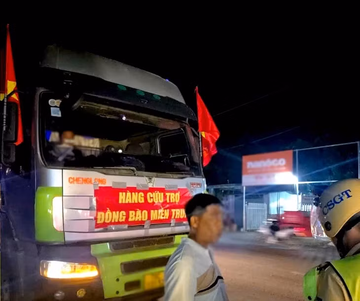 Cảnh sát giao thông kiểm tra xe vi phạm chở gạo vượt quá tải trọng cho phép - Ảnh: A.X.