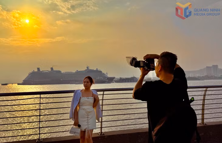 Du khách "check in" tàu du lịch biển đến Vịnh Hạ Long.