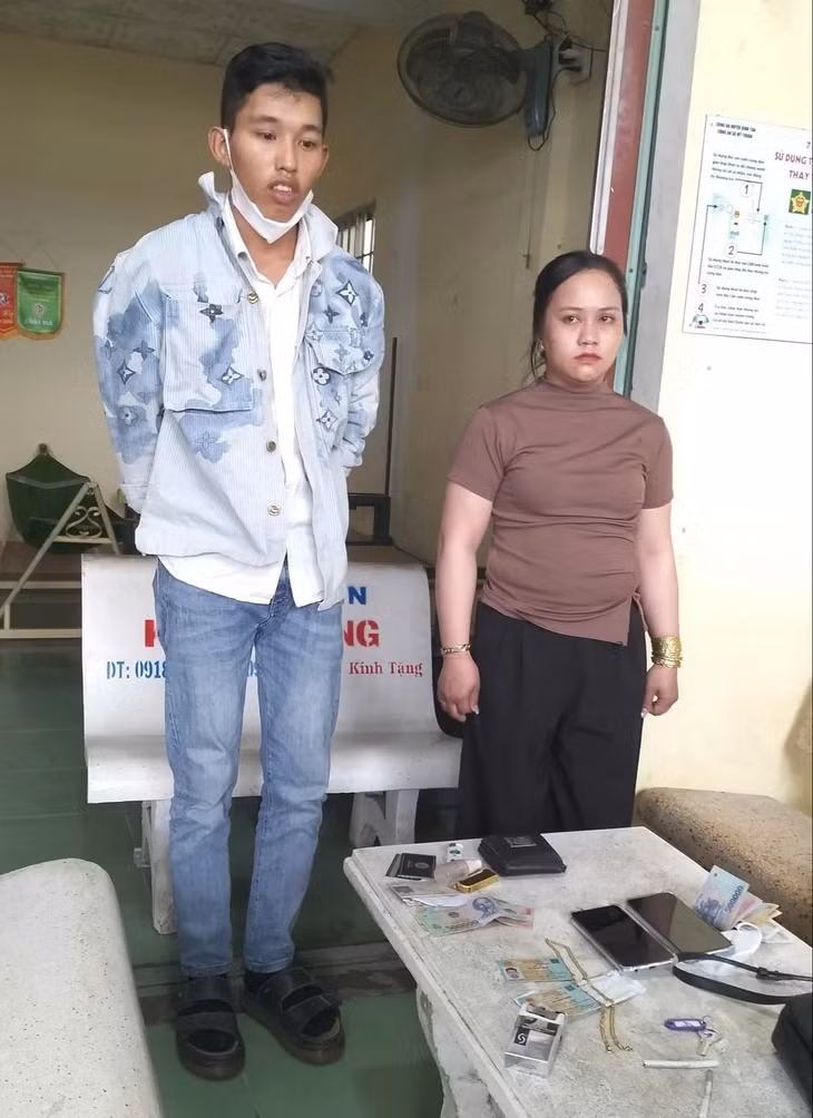 Quang và Giang lúc bị bắt - Ảnh: CACC
