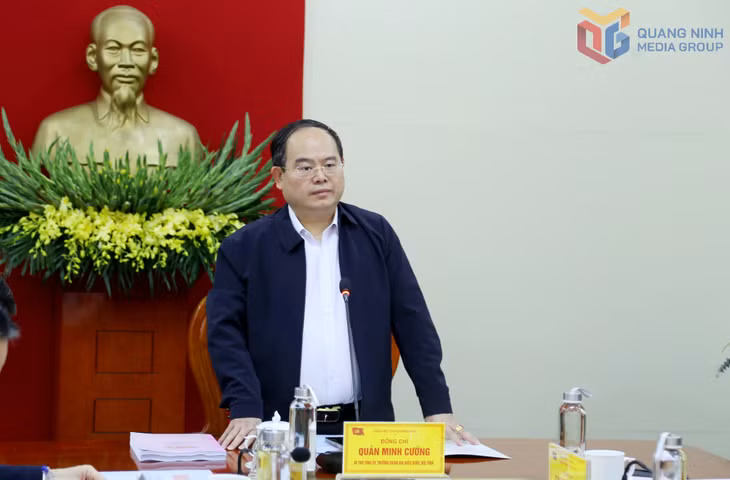 Đồng chí Quản Minh Cường, BÍ thư Tỉnh ủy, Trưởng Đoàn ĐBQH tỉnh, phát biểu chỉ đạo tại buổi làm việc với Đảng ủy Đặc khu Vân Đồn.