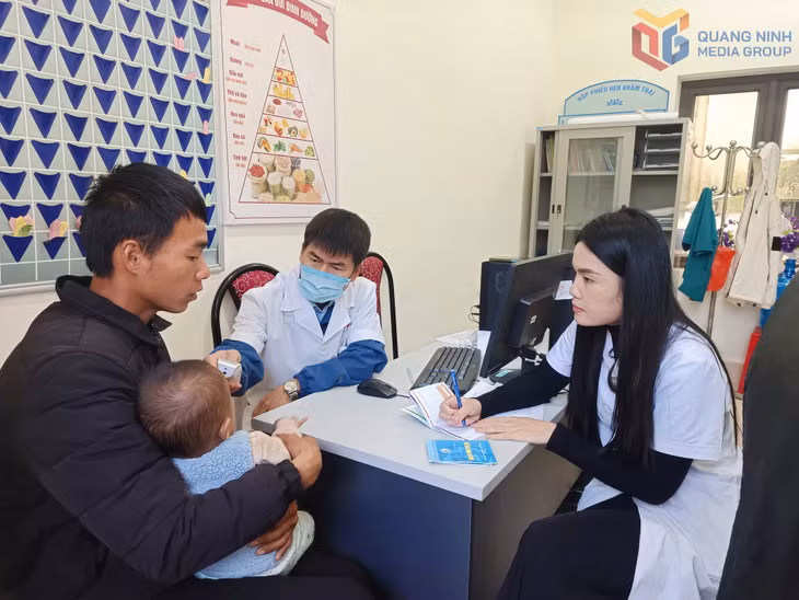 Khám sức khỏe cho trẻ em tại Trạm Y tế xã Ba Chẽ.