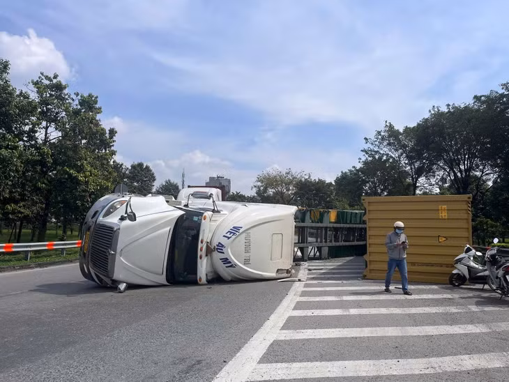 Xe container lật ngang khi lên cầu vượt, xa lộ Hà Nội ùn tắc kéo dài ảnh 1