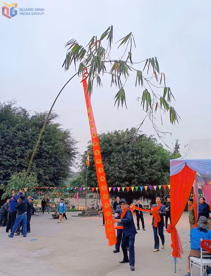 Nghi lễ dựng cành phan cầu mong an lành, may mắn, mùa màng tốt tươi trong lễ đầu năm của đồng bào dân tộc Sán Dìu tại làng Lộ Phong (phường Hà Tu).