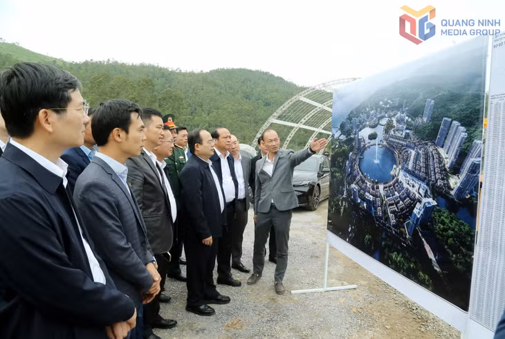 Đồng chí Bí thư Tỉnh ủy và đoàn công tác nghe chủ đầu tư báo cáo Dự án Khu dịch vụ du lịch phức hợp cao cấp tại Khu kinh tế Vân Đồn.