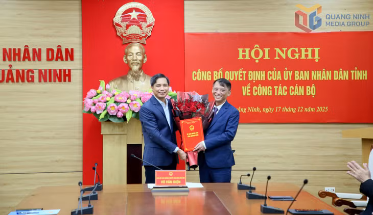 Đồng chí Vũ Văn Diện, Phó Chủ tịch Thường trực UBND tỉnh, trao quyết định của UBND tỉnh về việc tiếp nhận và bổ nhiệm có thời hạn đồng chí Phạm Đức Thắng, Bí thư Đảng ủy xã Hoành Mô, giữ chức vụ Chánh Văn phòng UBND tỉnh.