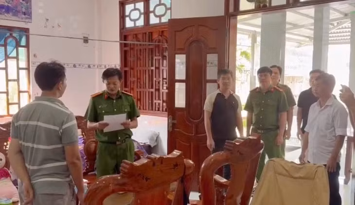 Công an khám xét nơi ở của Nguyễn Việt Phương, một trong 10 người đã bị bắt giữ - Ảnh: CẨM DUYÊN