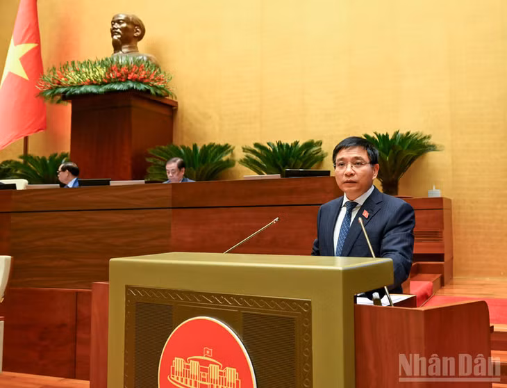 Bộ trưởng Tài chính Nguyễn Văn Thắng trình bày Báo cáo giải trình, tiếp thu, chỉnh lý dự thảo Luật sửa đổi, bổ sung một số điều của Luật Thuế giá trị gia tăng. (Ảnh: DUY LINH)