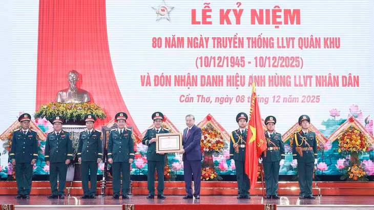Tổng Bí thư Tô Lâm, Bí thư Quân ủy Trung ương trao Danh hiệu Anh hùng lực lượng vũ trang nhân dân tặng Quân khu 9. (Ảnh: Thống Nhất/TTXVN)