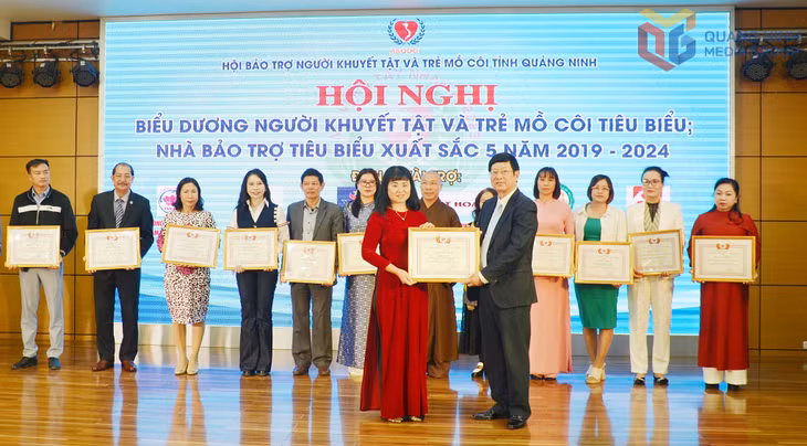 Trung ương Hội Bảo trợ NKT-TMC Việt Nam trao tặng bằng khen cho Trưởng Nhóm Từ thiện Quảng Ninh thân yêu Bùi Thị Hồng có nhiều đóng góp trong hoạt động bảo trợ người khuyết tật, trẻ mồ côi tỉnh Quảng Ninh giai đoàn 2019-2024.