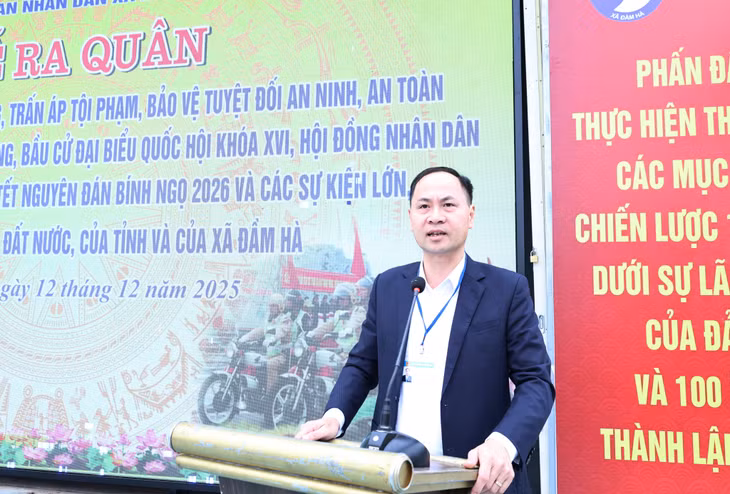 Đồng chí Tô Xuân Lợi, Phó Bí thư Đảng ủy, Chủ tịch UBND xã phát biểu chỉ đạo tại Lễ ra quân.
