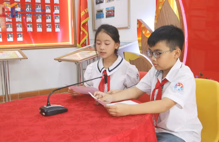 Tuệ Linh tích cực tham gia CLB phát thanh măng non tại trường.