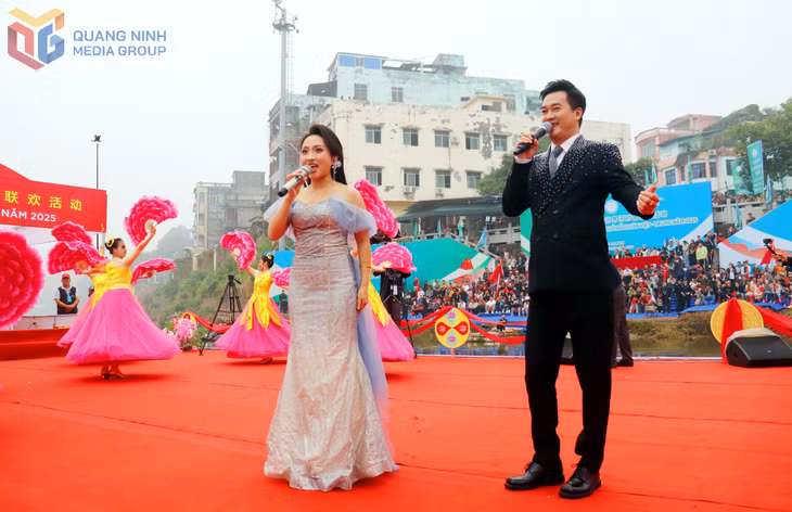 Ca sĩ Lục Diệu Thuần (Trung Quốc) và ca sĩ Thương Bùi (Việt Nam) mở màn buổi giao lưu, trình bày chung ca khúc thể hiện tình hữu nghị giữa thanh niên hai nước.