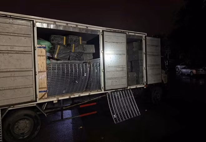Lực lượng chức năng kiểm tra xe ôtô, phát hiện số lượng lớn thuốc lá ngoại trái phép. Ảnh: Công an tỉnh Quảng Trị