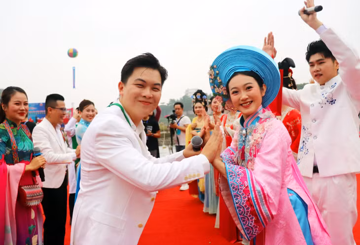 Thanh niên hai bên trao nhau nụ cười, thắm tình hữu nghị (12-2025). Ảnh: Tạ Quân