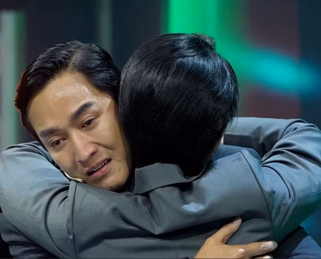 Cuộc hội ngộ xúc động của diễn viên "Mưa đỏ" Hứa Vĩ Văn và Phạm Quỳnh Anh. Ảnh: Nhà sản xuất