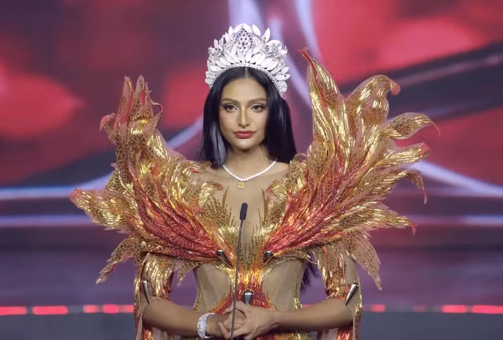 Đương kim Miss Charm 2024 diện trang phục "Born to Soar" của nhà thiết kế Nguyễn Tiến Truyển trong phần finalwalk - Ảnh chụp màn hình