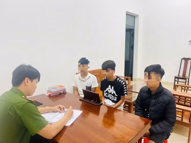 Nhóm đối tượng đánh người, cướp tài sản ở Đắk Lắk bị lực lượng chức năng xử lý. Ảnh: Công an cung cấp