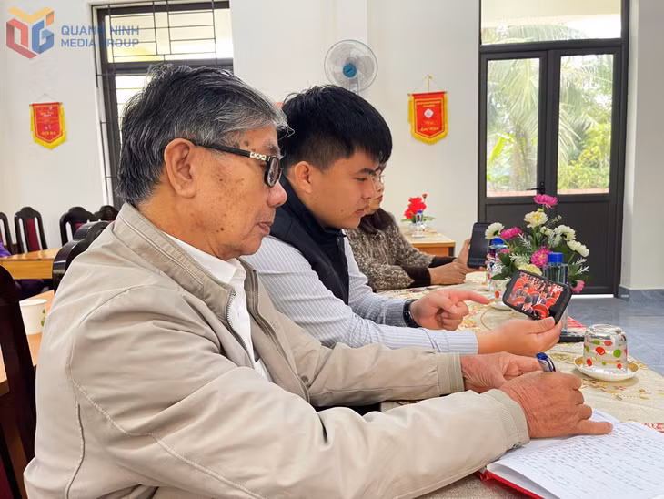 Người dân chăm chú, quan tâm theo dõi nội dung Kỳ họp thứ 34 HĐND tỉnh khóa XIV qua điện thoại thông minh.