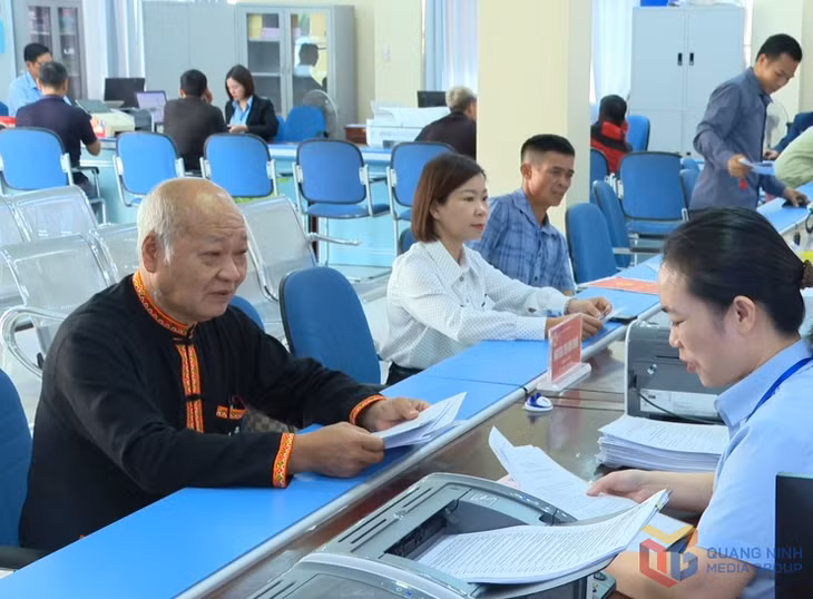 Cán bộ Trung tâm Phục vụ hành chính công xã Ba Chẽ hỗ trợ công dân người DTTS nộp TTHC.