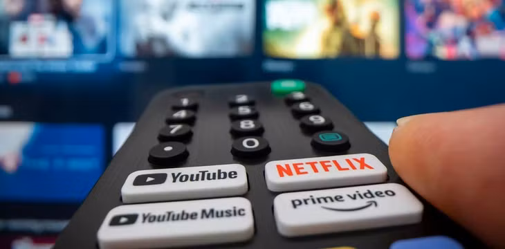 Người dùng được khuyến cáo sử dụng nút Netflix tích hợp sẵn trên điều khiển TV. Ảnh: The Conversation.