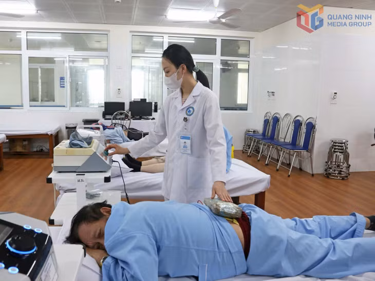 Điều trị cho bệnh nhân tại Bệnh viện Lão khoa và Phục hồi chức năng tỉnh.