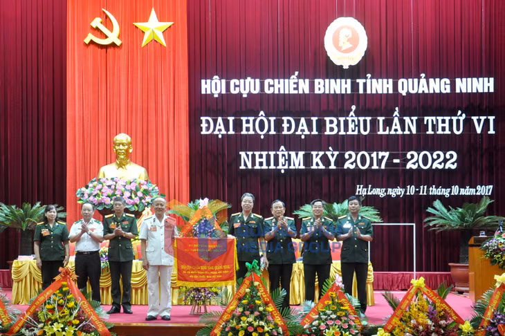 2017-10_Đại hội đại biểu Hội Cựu chiến binh tỉnh Quảng Ninh lần thứ VI, nhiệm kỳ 2017-2022 - Phó Bí thư Thường trực Tỉnh ủy Đỗ Thị Hoàng thay mặt Tỉnh ủy-HĐND-UBND-UB MTTQ tỉnh tặng Hội CCB tỉnh bức trướng mang dòng chữ: “Phát huy bản chất Bộ đội Cụ Hồ, truyền thống giai cấp công nhân mỏ, xây dựng Quảng Ninh giàu đẹp, văn minh, hiện đại”. Ảnh: Minh Hà