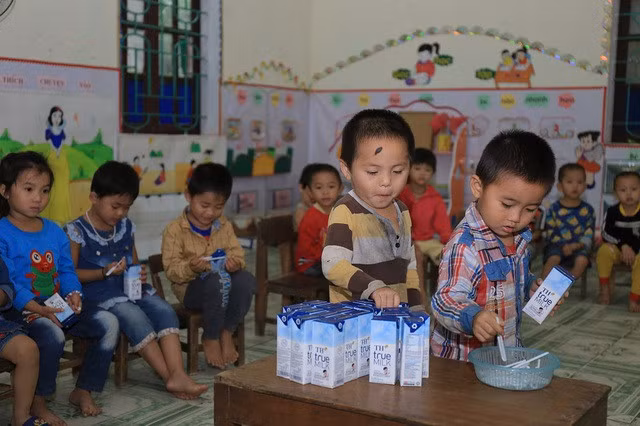 Sữa tươi là thực phẩm lành mạnh, cần thiết cho trẻ.